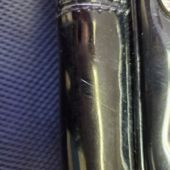 Vintage Liz Caliborne black and white flowered purse with magnetic closure - Picture 10 of 12